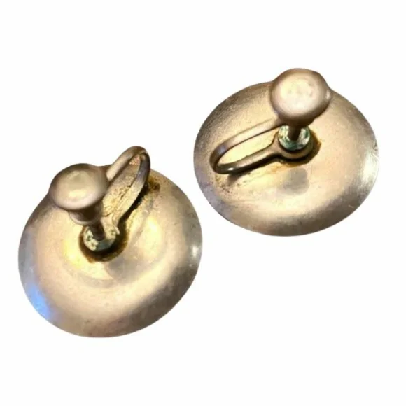 Hand Painted Vintage Screw Back Earrings with Strawberries and Gold on the Edges - Picture 4 of 12